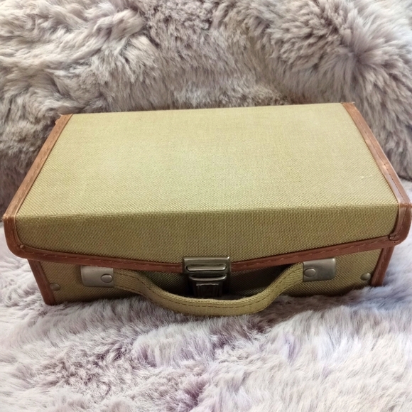 Vintage Servicing Manufacturing Co. tan and green fabric audio cassette holder - Picture 1 of 10